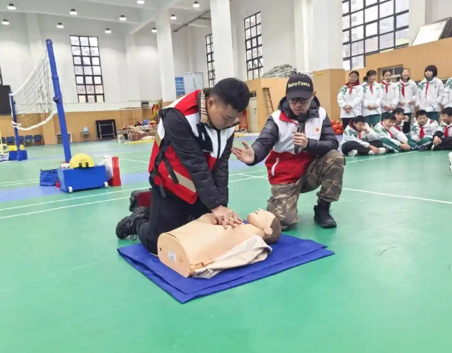 创新构建课程讲堂点评三擎驱动育人模式逐步构成一体化育人格